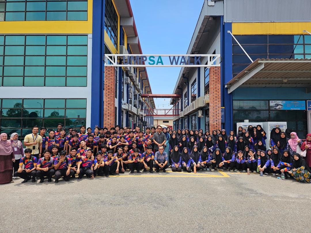 Lawatan Pelajar MRSM Kuantan ke Makmal Fakulti Teknologi Kejuruteraan Awam, UMPSA pada 29 Ogos 2024 bagi Program Faculty@School Fasa 2 2024. Terima kasih diucapkan kepada Penyelaras Promosi FTKA, Ts. Dr. Nur Farhayu Ariffin